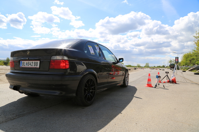 Startposition zum Slalomlauf der Wertungsklasse "Straßenzugelassene Fahrzeuge über 2000ccm"