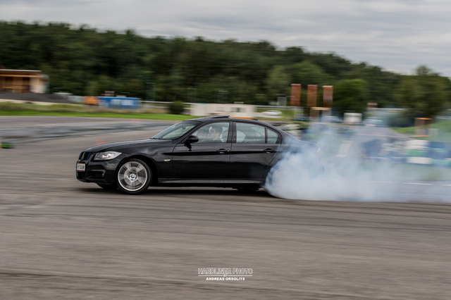 BMW-330d-smoke.jpg