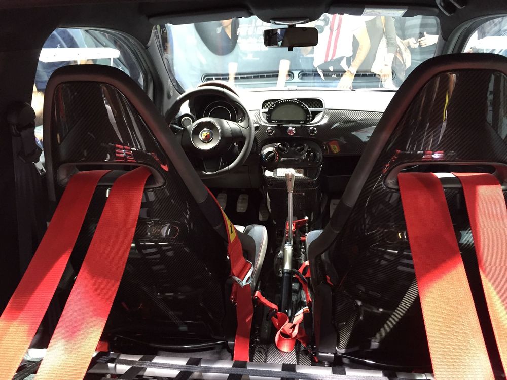 Abarth_695_Biposto_Innen.JPG